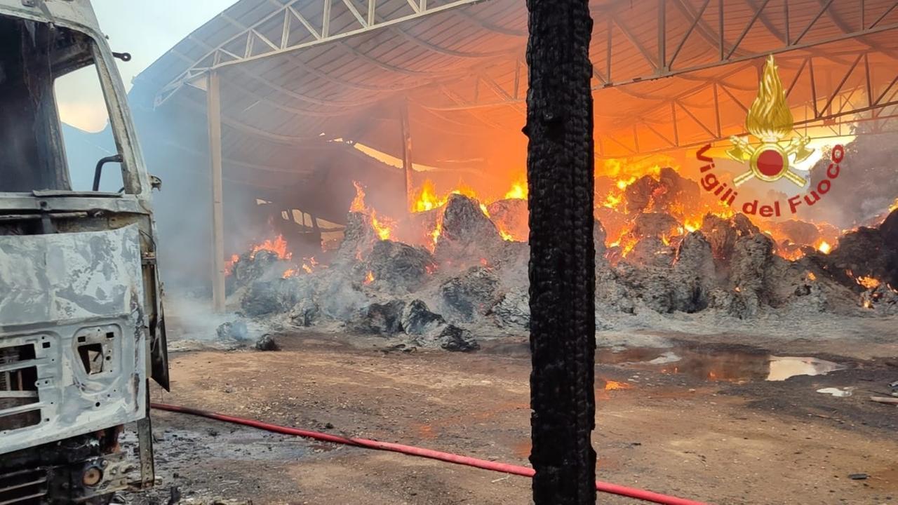 Rogo in un’azienda agricola: distrutti il fienile, cinque veicoli e 300 rotoballe