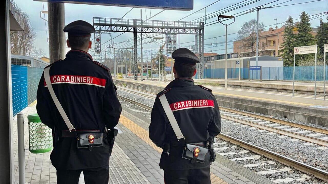 Sui binari con una birra in mano: treni in tilt, lui in fuga tra i campi