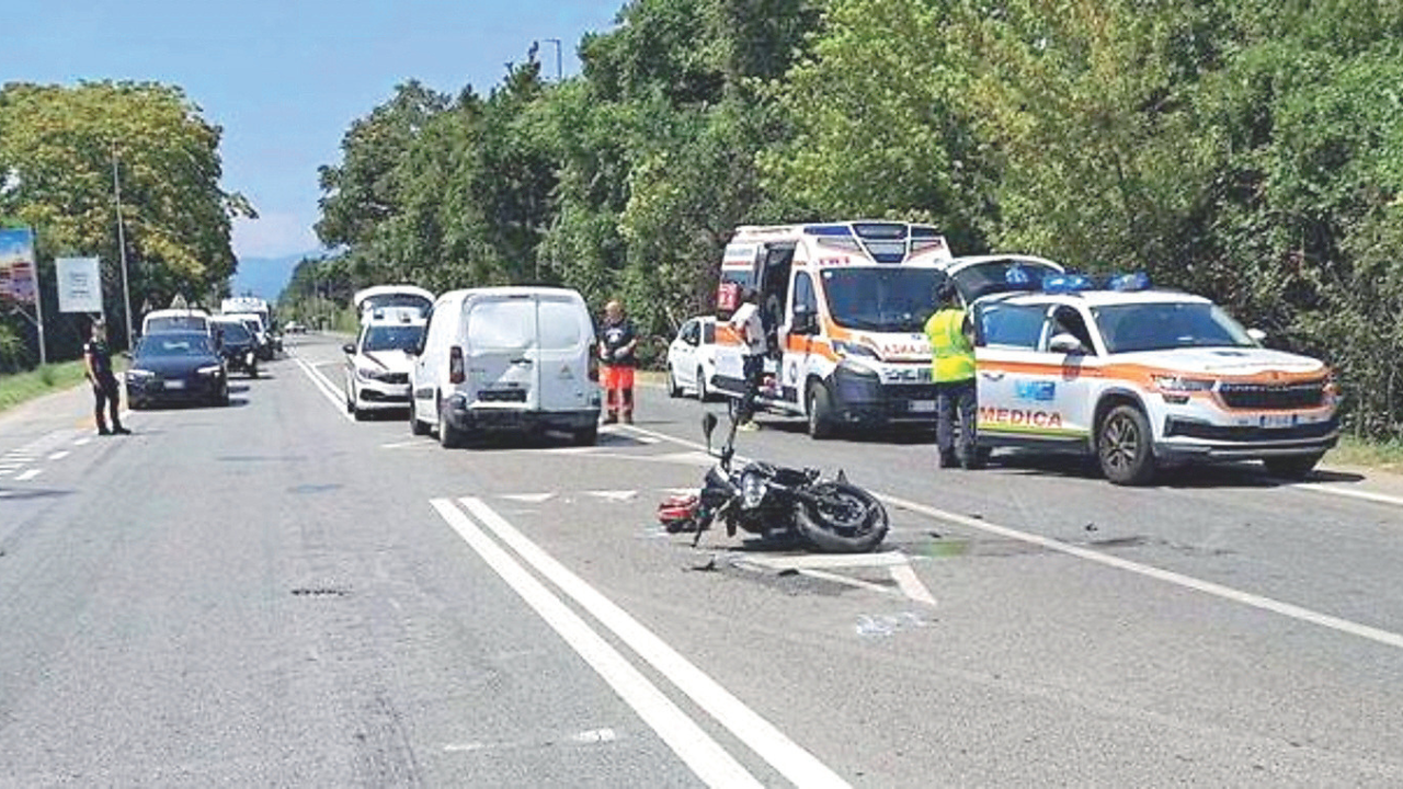 Pietrasanta, scontro devastante con la moto: 32enne finisce con la faccia sul furgone ed è grave
