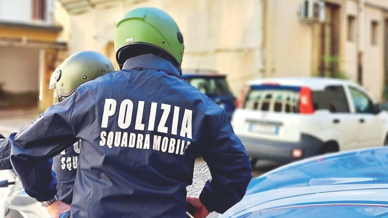 «Dammi i soldi o finisce male...», in Toscana 15enne tenta la rapina con la pistola: denunciato