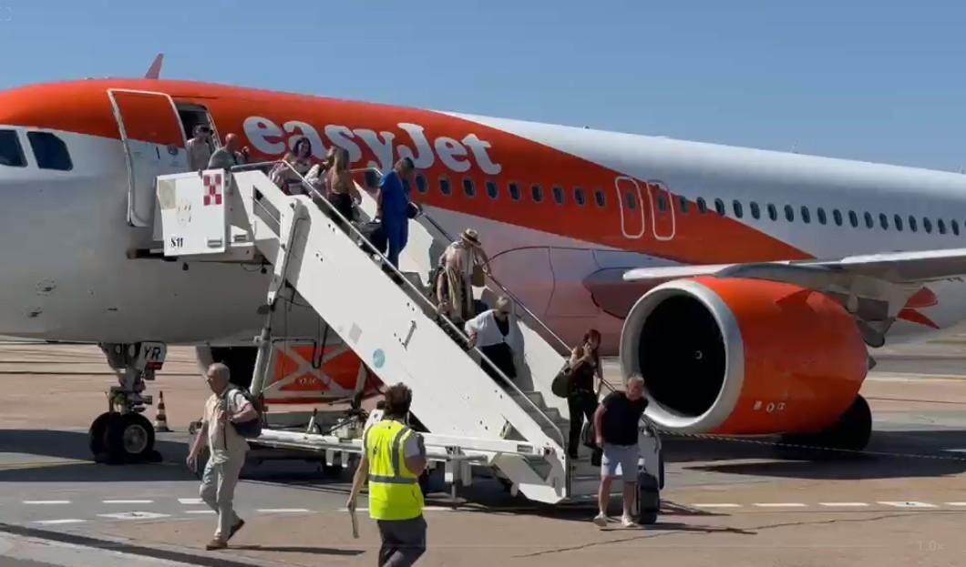Volo easyJet Bordeaux-Cagliari cancellato: 200 sardi bloccati in aeroporto