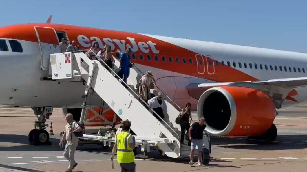 Volo easyJet Bordeaux-Cagliari cancellato: 200 sardi bloccati in aeroporto