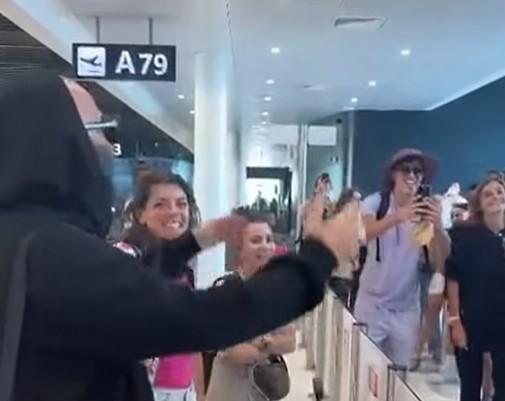 I Negramaro tornano in Sardegna, Sangiorgi canta con i fan in aeroporto: «Meraviglioso, sarà davvero incredibile»