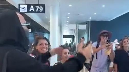 I Negramaro tornano in Sardegna, Sangiorgi canta con i fan in aeroporto: «Meraviglioso, sarà davvero incredibile»