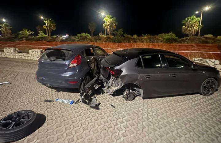 Parcheggia l’auto sul lungomare e la ritrova distrutta: è caccia al pirata della strada