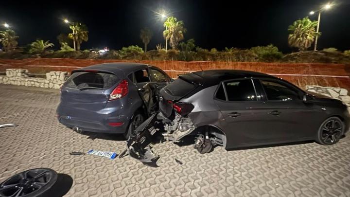 Parcheggia l’auto sul lungomare e la ritrova distrutta: è caccia al pirata della strada