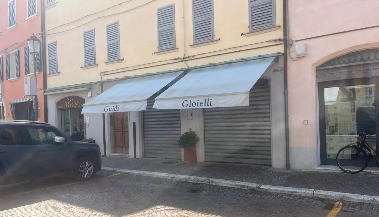Terrore in piazza Verdi a Finale: rapinata la gioielleria Guidi