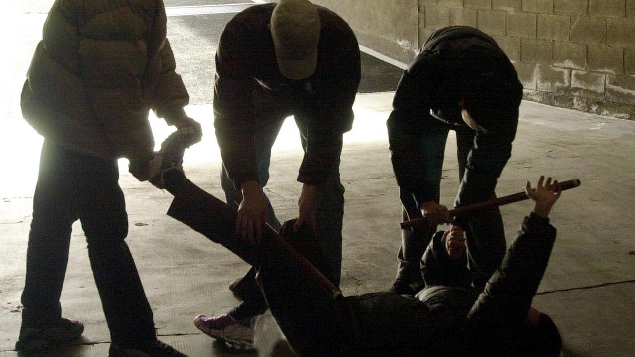 Picchiavano e minacciavano i loro coetanei: sgominata la baby gang accusata di lesioni aggravate, atti persecutori, detenzione e spaccio
