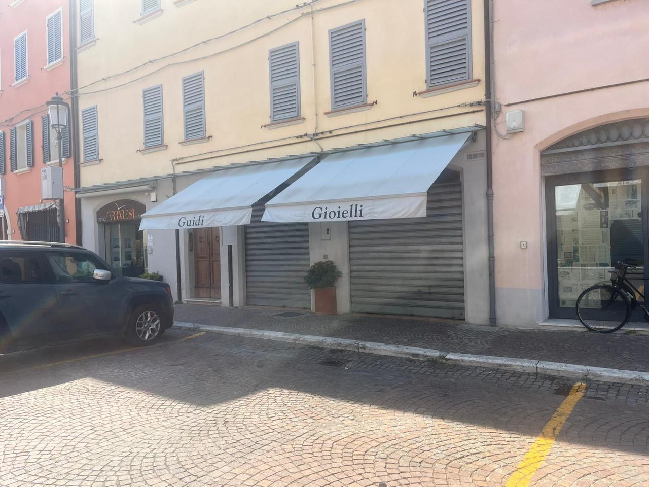 Rapinano gioielleria a Finale Emilia, inseguiti fino a Renazzo