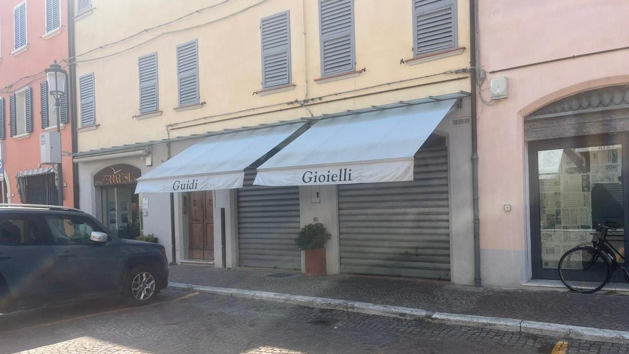 Rapinano gioielleria a Finale Emilia, inseguiti fino a Renazzo
