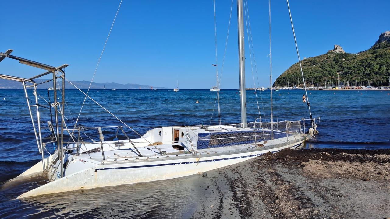 Barca spiaggiata davanti agli ombrelloni: ok alla rimozione, attesa di 4 mesi per un’autorizzazione