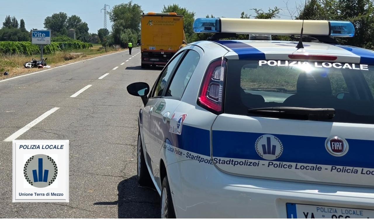 Cadelbosco Sopra, scontro tra auto e moto in via Fratelli Cervi: due feriti gravi
