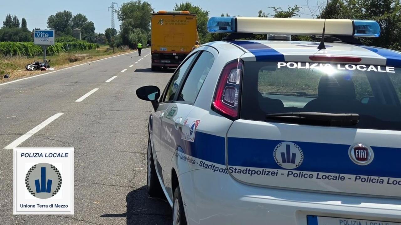 Cadelbosco Sopra, scontro tra auto e moto in via Fratelli Cervi: due feriti gravi