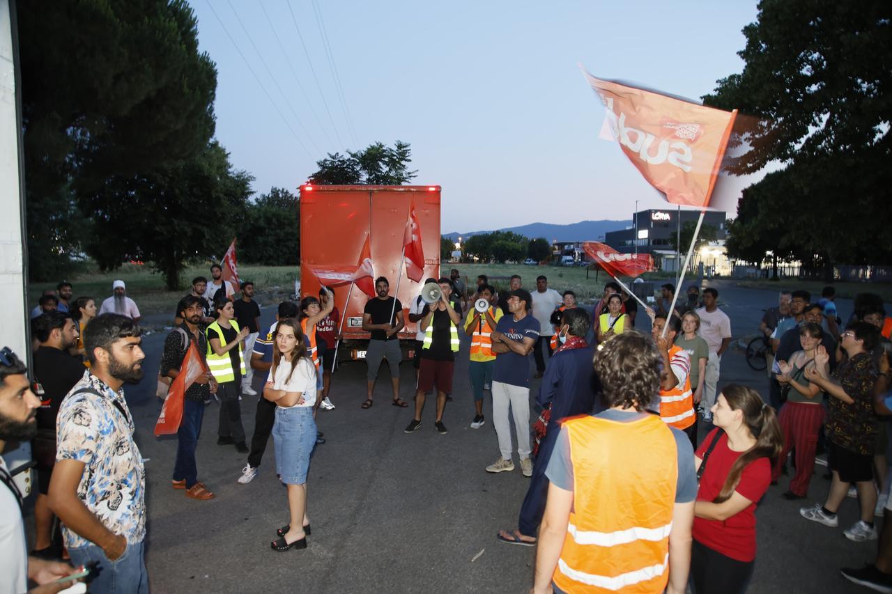 
	Arjana Salimusaj (al centro) insieme agli operai e ai sindacalisti Sudd Cobas (foto Giovanni Tarducci)

