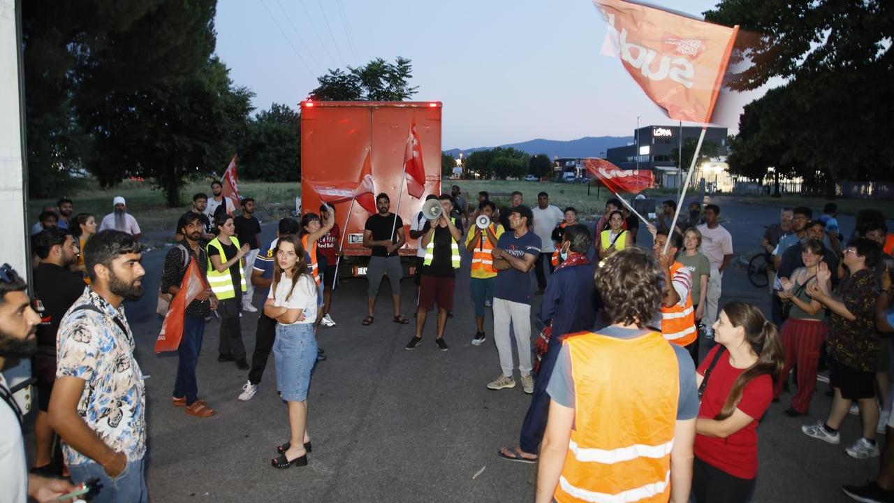 Arjana Salimusaj (al centro) insieme agli operai e ai sindacalisti Sudd Cobas (foto Giovanni Tarducci)