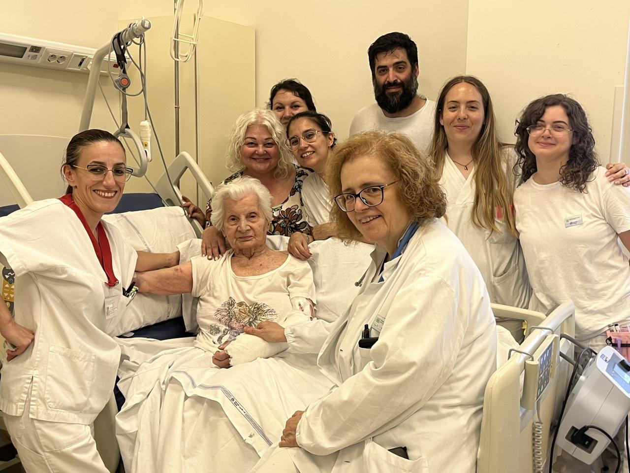 Operata per la frattura del femore a 104 anni: la signora Verina torna a camminare il giorno dopo