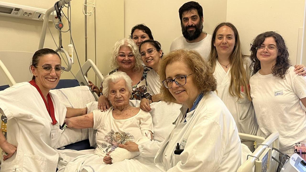 Operata per la frattura del femore a 104 anni: la signora Verina torna a camminare il giorno dopo
