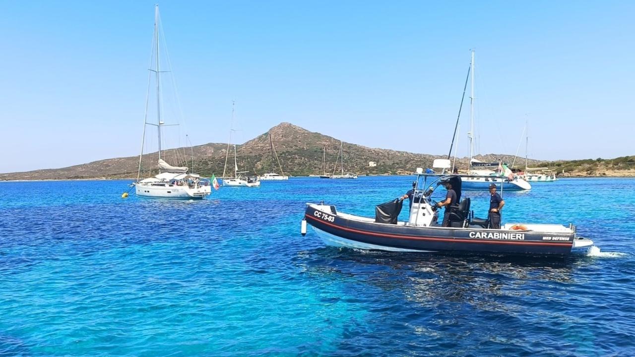 Estate cafona all’Asinara, entra con il catamarano nell’area più protetta dell’isola: un turista nei guai