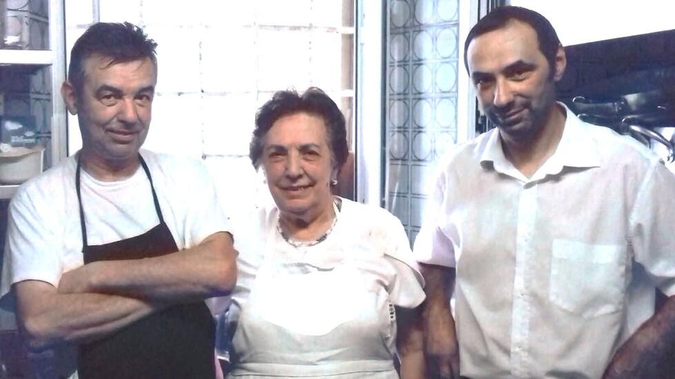 La storica titolare Franca Ulivi con i figli Claudio e Roberto