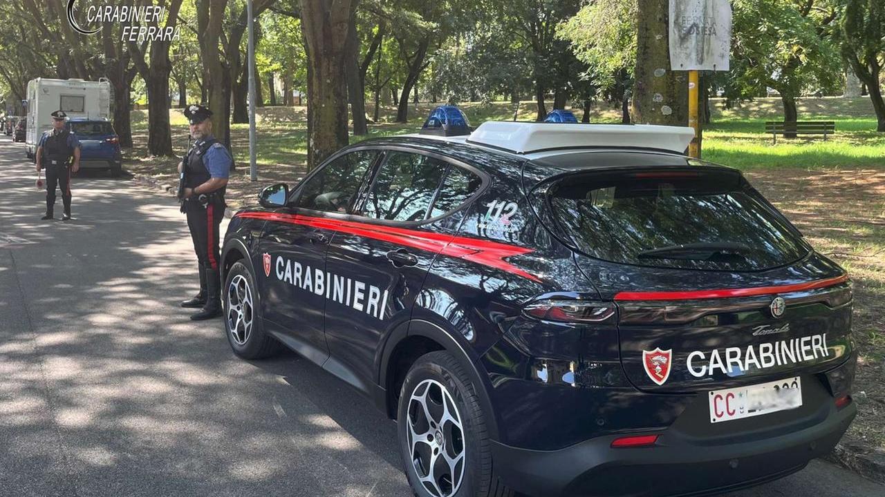 Sorpresi a rubare in un negozio a Ferrara