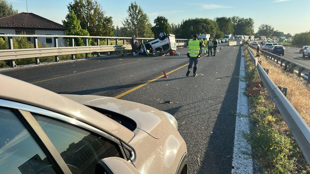 Perde il controllo dell’auto che si ribalta: morta una donna, grave il figlio neonato