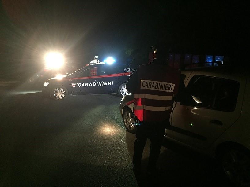 Follia nella notte, al culmine della lite estrae una pistola e spara: ferito un giovane – Cosa è successo