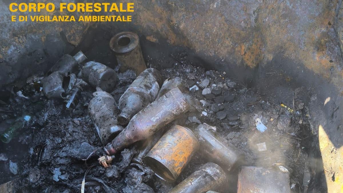 Bruciava rifiuti tossici nella sua officina: denunciato un uomo