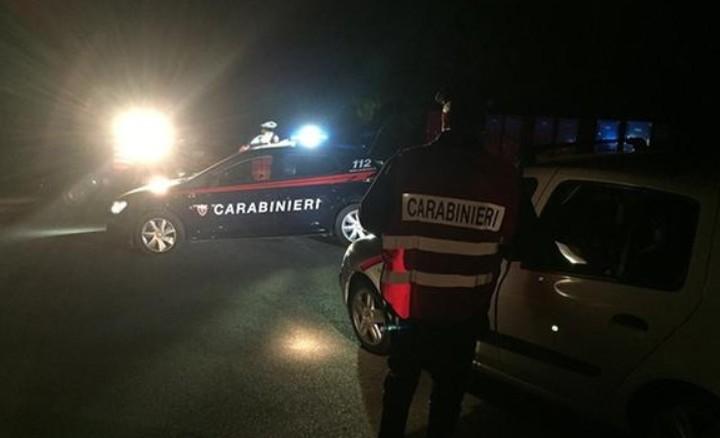 Follia nella notte, al culmine della lite estrae una pistola e spara: ferito un giovane – Cosa è successo