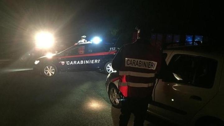 Follia nella notte, al culmine della lite estrae una pistola e spara: ferito un giovane – Cosa è successo