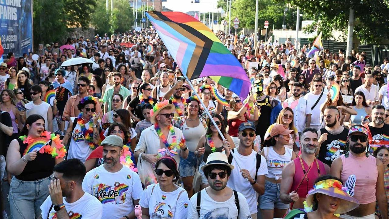 Il Pride sfida l’afa e riempie Cagliari: in 30mila per dire “no ai pregiudizi” – VIDEO