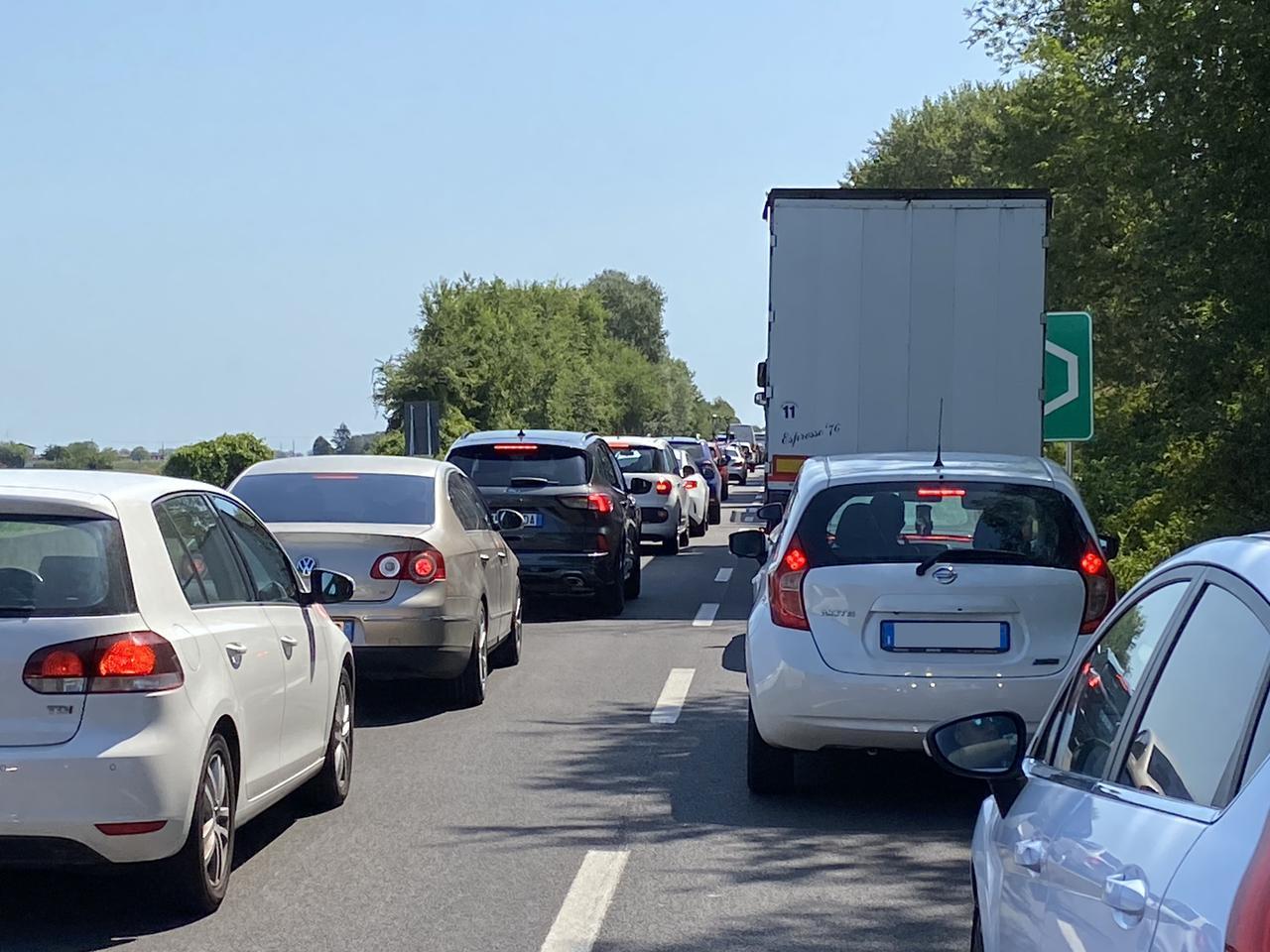 Ferrara, il cantiere sulla Super blocca il traffico verso il mare