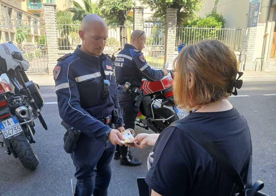 Perde 2.200 euro sul marciapiede ma poi rinuncia a recuperarli