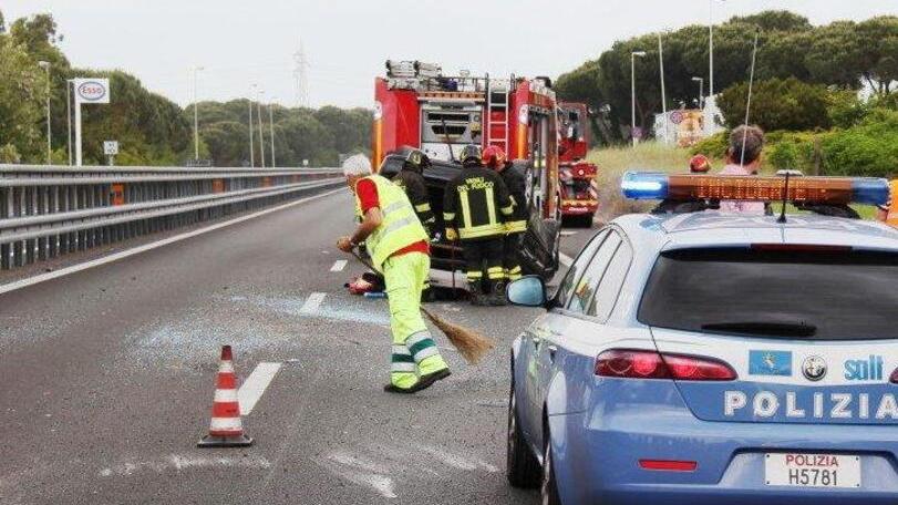 Vecchiano, la tragedia sull'A12: muore 54enne, il cane fugge e viene travolto<br>