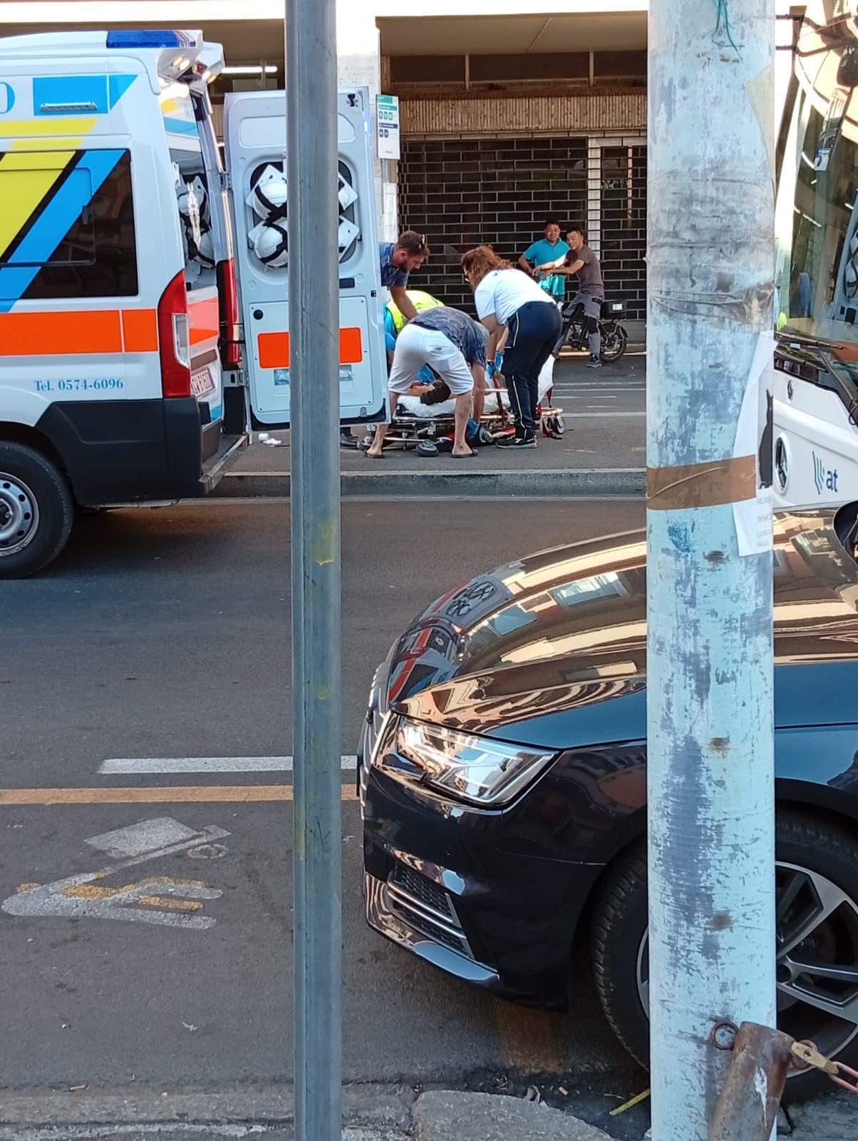 
	I soccorsi all'uomo aggredito in via Strozzi (foto Giovanni Tarducci)


