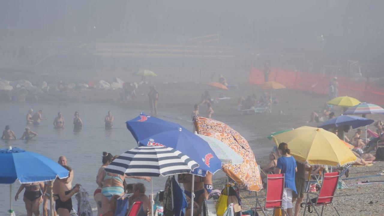 Nebbia sulla spiaggia di Livorno (Foto Stick)