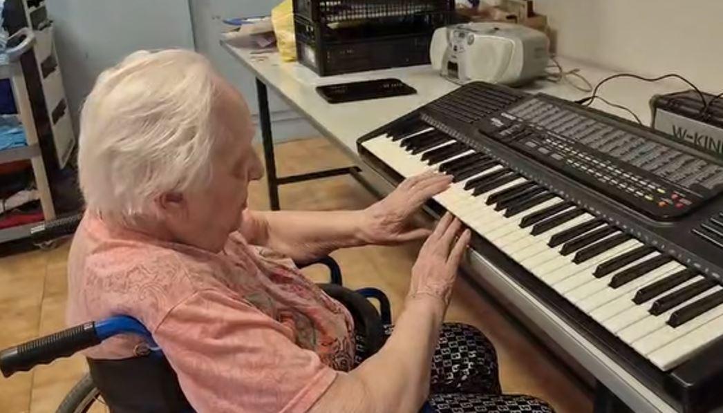 Argenta, la maestra 97enne che soffre di demenza ma ricorda la musica fa emozionare