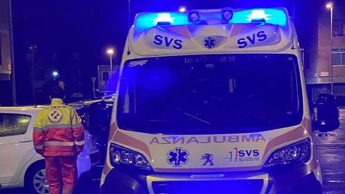 Un soccorritore della Svs con l'ambulanza (foto d'archivio)