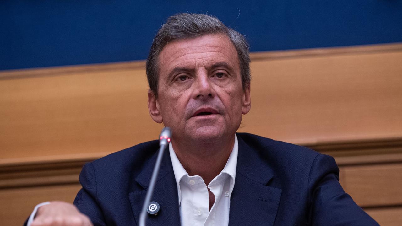 «Servi dei russi, vi prenderei a pedate»: Calenda risponde così alle minacce su Telegram