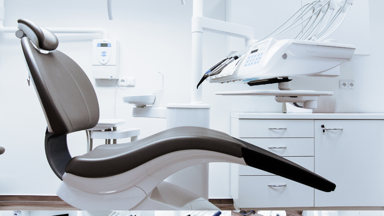 «Tranquilla, ci penso io», ma il dentista le rovina il sorriso a 18 anni: il caso in Toscana finisce in tribunale