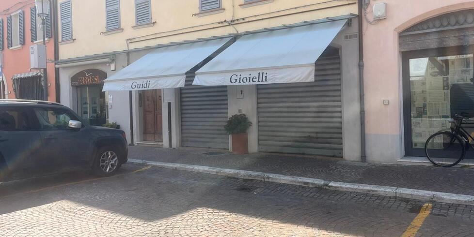 Caccia ai rapinatori della gioielleria di Finale: «Il basista potrebbe essere del posto»