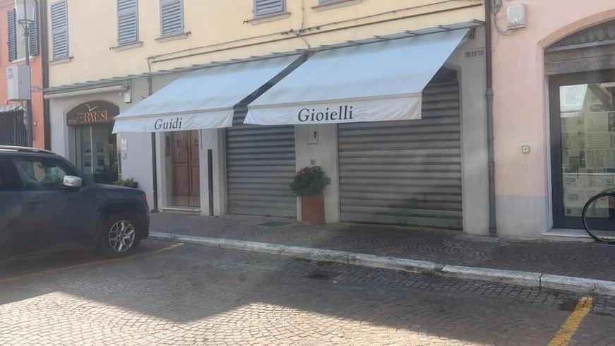 Caccia ai rapinatori della gioielleria di Finale: «Il basista potrebbe essere del posto»