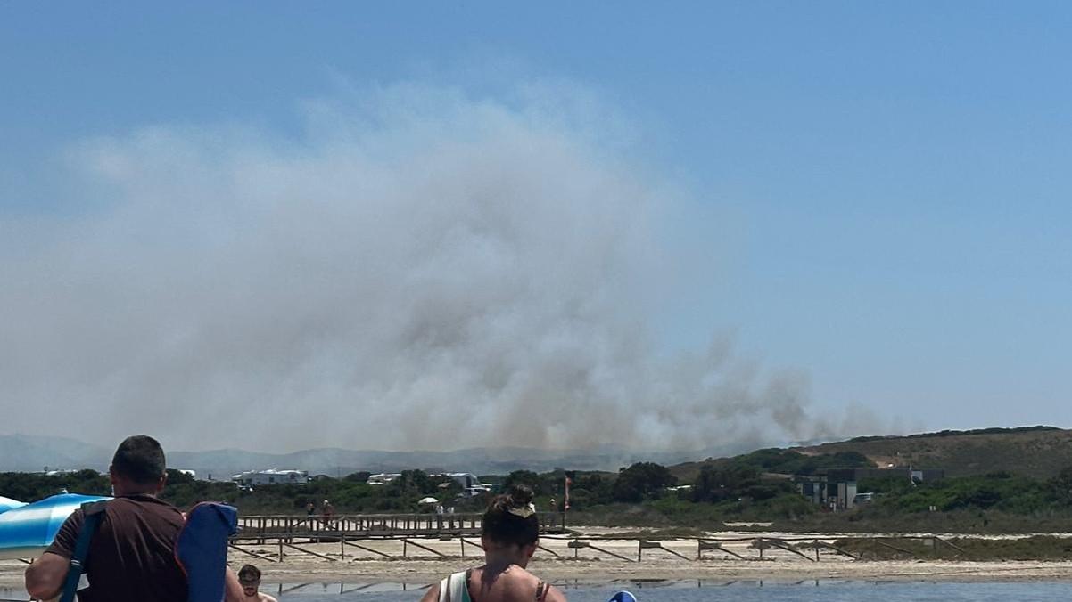 La Sardegna nella morsa degli incendi: roghi a Stintino, Ploaghe e nel Sud dell’isola