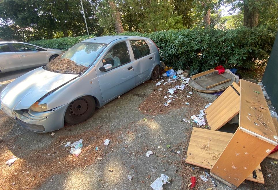 Livorno, vecchie auto e rifiuti abbandonati: sos dai cortili di via Costanza<br>
