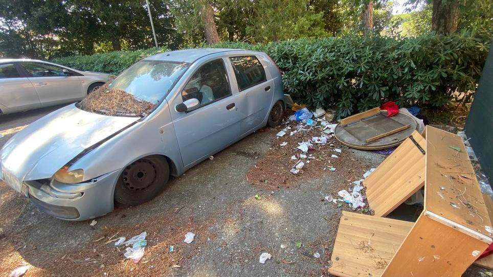 Livorno, vecchie auto e rifiuti abbandonati: sos dai cortili di via Costanza<br>