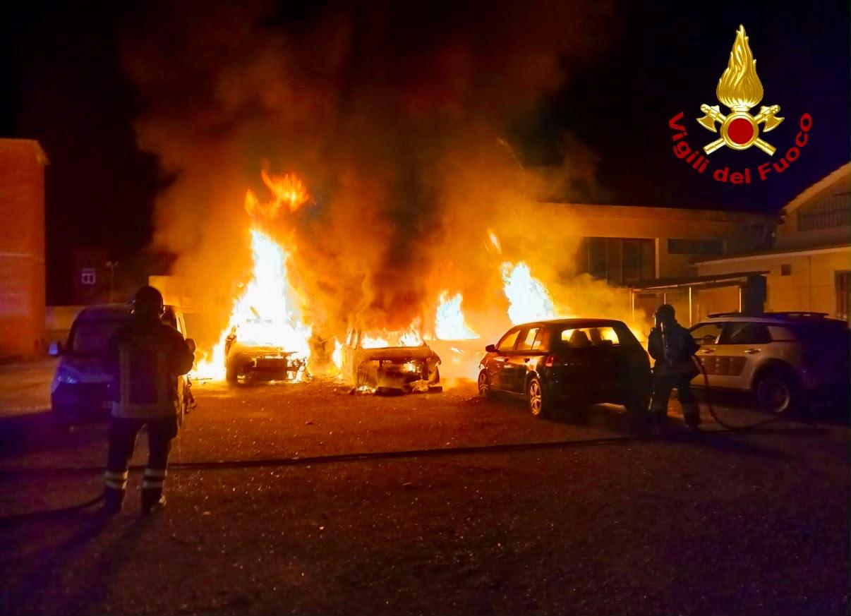 Incendio distrugge sette auto nel Pisano
