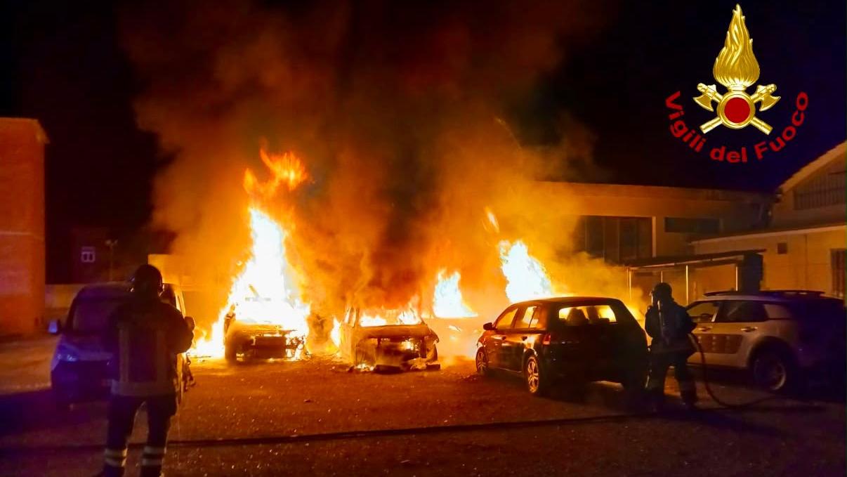 Le auto in fiamme