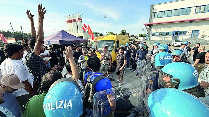 Polizia e manifestanti davanti alla Acca, sullo sfondo il furgone giallo dove sta lo scatolone (foto Nucci)