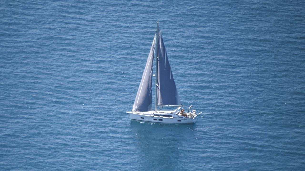 Tragedia in Grecia, cade in barca e sbatte la testa: morta una donna italiana – Cosa sappiamo