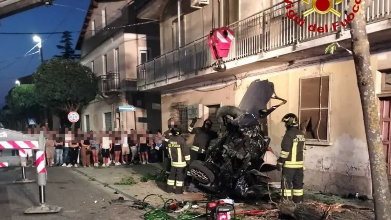 
	La vettura distrutta dopo il terribile scontro (foto Vigili del Fuoco)

