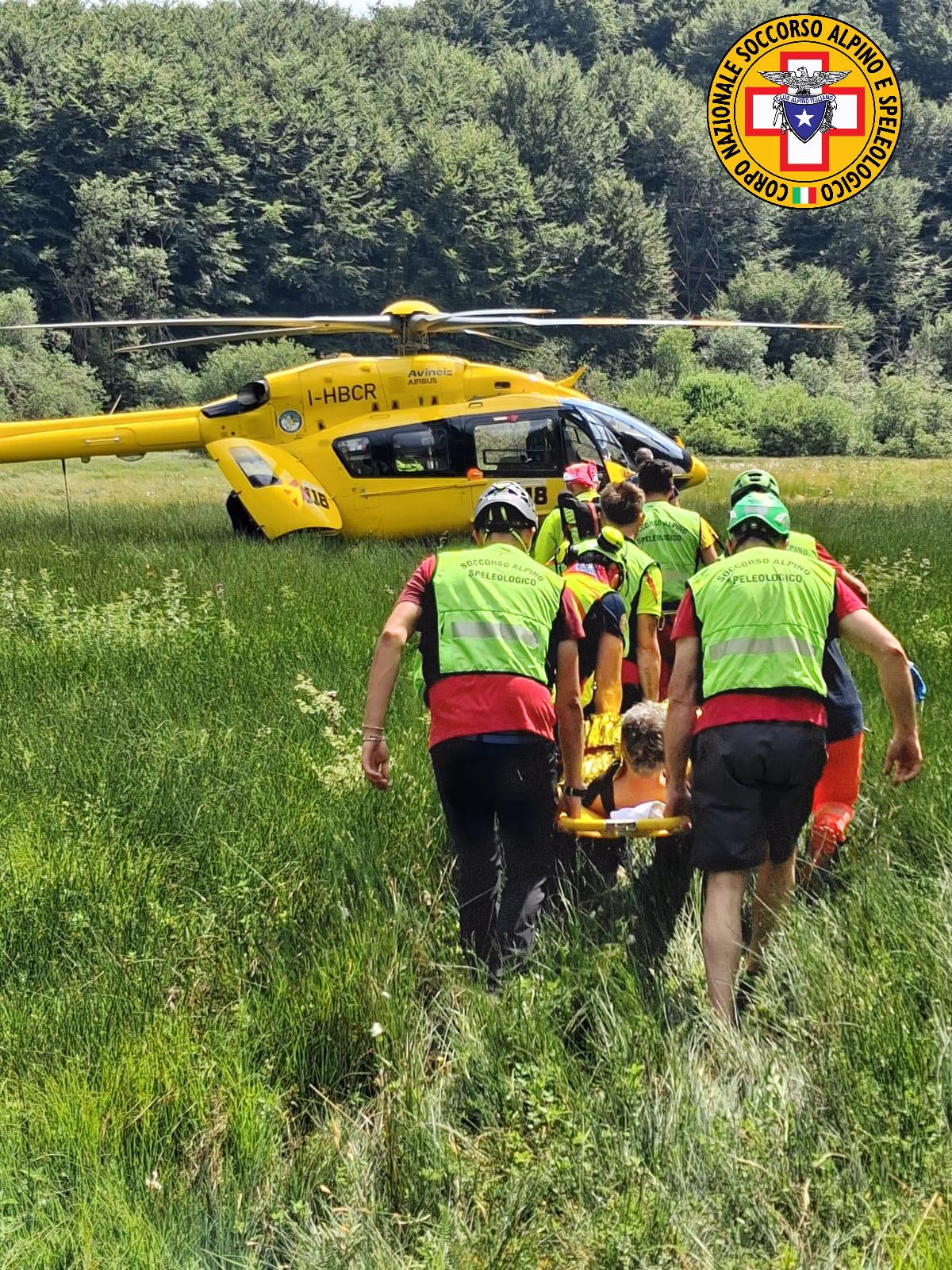 Cade con la moto a Miscoso, 47enne soccorso con l'elisoccorso